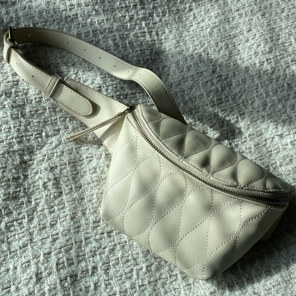 Universal Threads Quilted Cream Fanny Pack